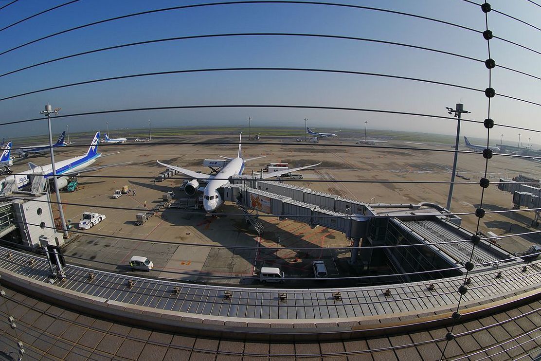 羽田空港第二ターミナル展望所は初めて訪れる・・・靄が視界を妨げる朝だったが・・・_a0031821_12081361.jpg