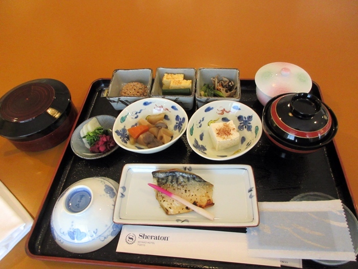 スイートルームでルームサービスの朝食【シェラトン都ホテル東京】_b0009849_17153288.jpg
