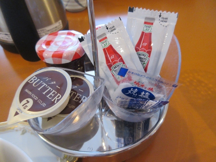 スイートルームでルームサービスの朝食【シェラトン都ホテル東京】_b0009849_17214385.jpg