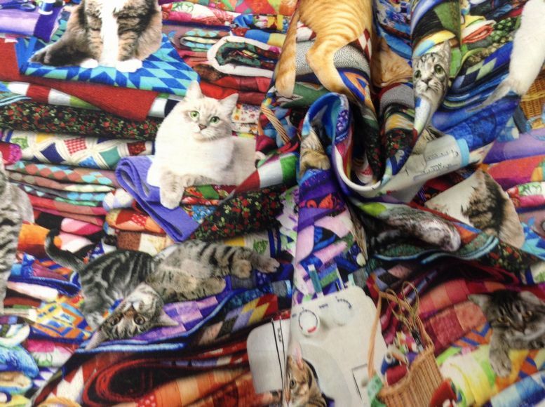 猫好きのソーイングファンの作業室柄の布_d0156706_17405169.jpg