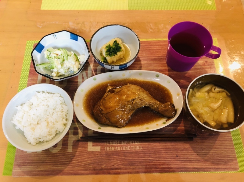 あじさい荘　夕食　骨付きチキン照り煮　揚げ出し豆腐　マカロニサラダ　ご飯　キャベツ味噌汁_c0357519_17422065.jpeg