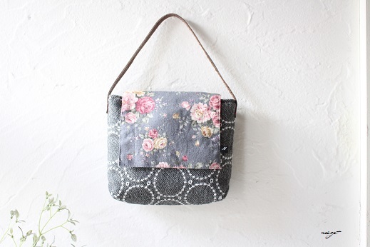 サークル刺繍のフラップ付きスクエアミニバッグ コットンフレンド冬号掲載 Neige 手作りのある暮らし