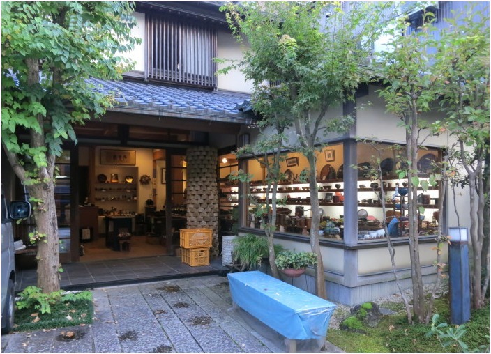 < 「ゆげ街道」沿いのお店を散策 >_c0036080_10383690.jpg