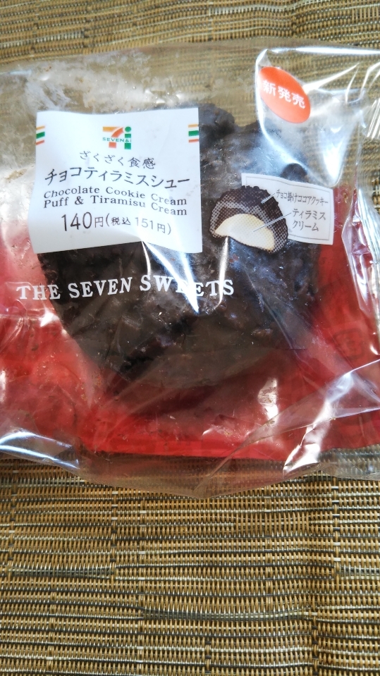 セブンイレブン ざくざく食感チョコティラミスシュー_f0076001_23411071.jpg