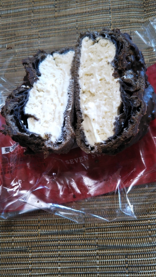 セブンイレブン ざくざく食感チョコティラミスシュー_f0076001_23420384.jpg