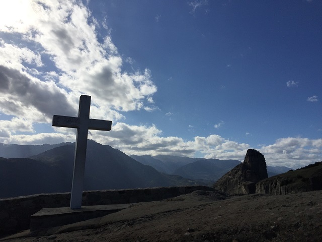 絶景メテオラ！世界遺産のドヤ顔ニャンコにご挨拶_a0123372_23225210.jpg