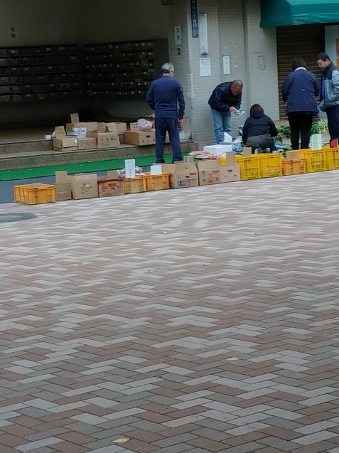 野菜を売りに来る_c0162773_16380678.jpg