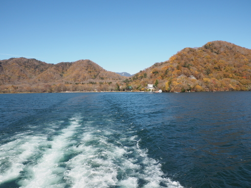 秋の一人旅　その18　中禅寺湖遊覧船　菖蒲ヶ浜～大使館別荘記念公園_f0197985_14564624.jpg