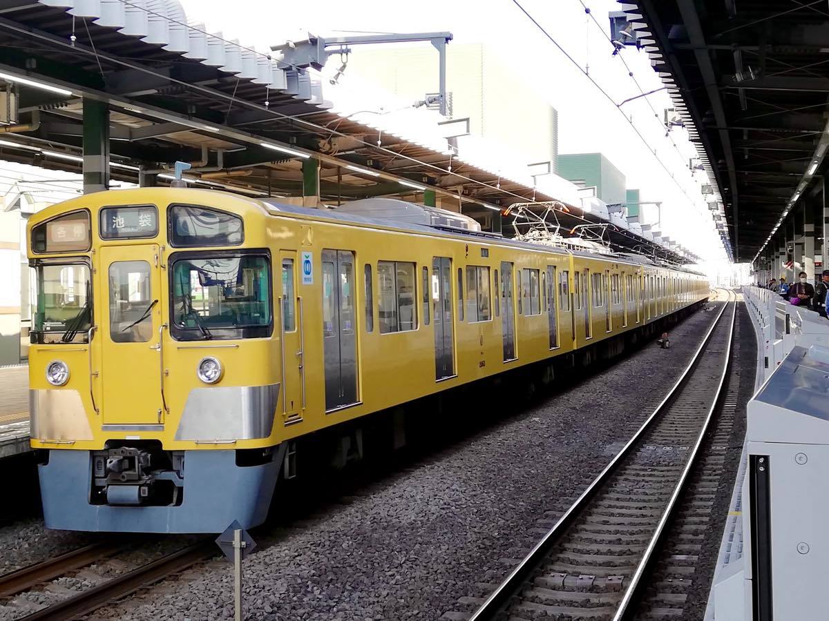 今や異端車〜8両6基パンタの西武2063F : 黄色い電車に乗せて…