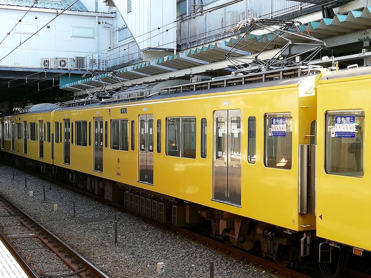 今や異端車〜8両6基パンタの西武2063F : 黄色い電車に乗せて…