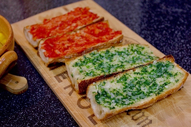 自家製ガーリックバターでガーリックトースト キムチ屋修行の道