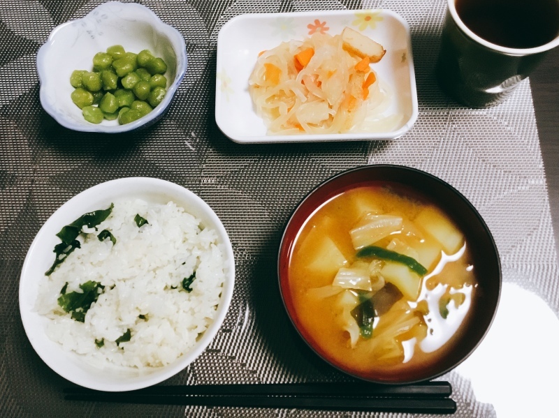 &#127803;ひまわり荘 朝食：マロニーと野菜の煮物  うぐいす豆  みそ汁  わかめご飯_c0357519_07391030.jpeg