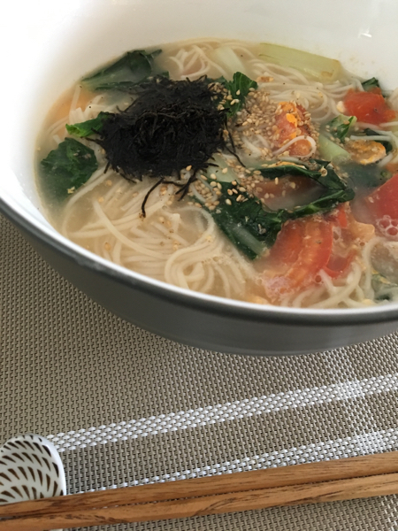 ひとりランチにトマト入りの白湯ラーメンを作りました。_f0188075_19092546.jpg