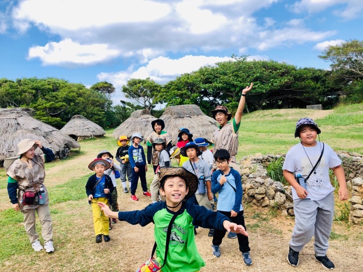 縄文人キャンプ １日目 2500年前の縄文時代へタイムスリップ 本物の縄文遺跡を見ながら 当時の生活を学ぶところからスタート ねこんちゅ通信 ネコのわくわく自然教室