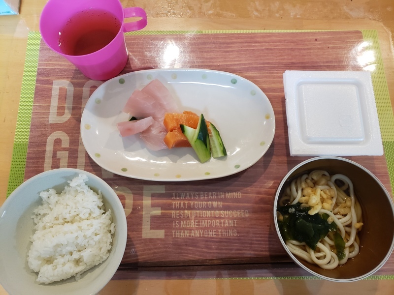 あじさい荘夕食 刺身 ミニうどん 納豆 ご飯 今日の献立