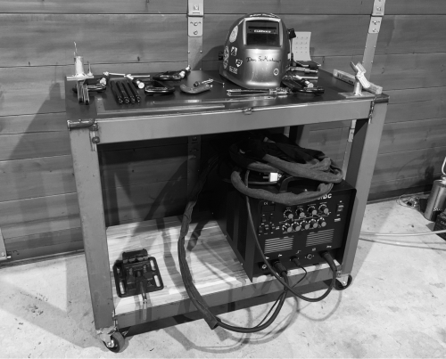 鉄板作業台 溶接作業などに 取り外し可能パイプバイス付き