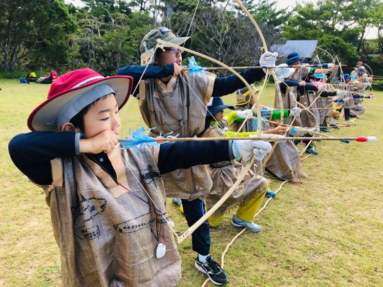 縄文人キャンプ ２日目 竹を削って弓矢作り イノシシを狙って 自分で作った弓矢で狩りの練習だ ねこんちゅ通信 ネコのわくわく自然教室