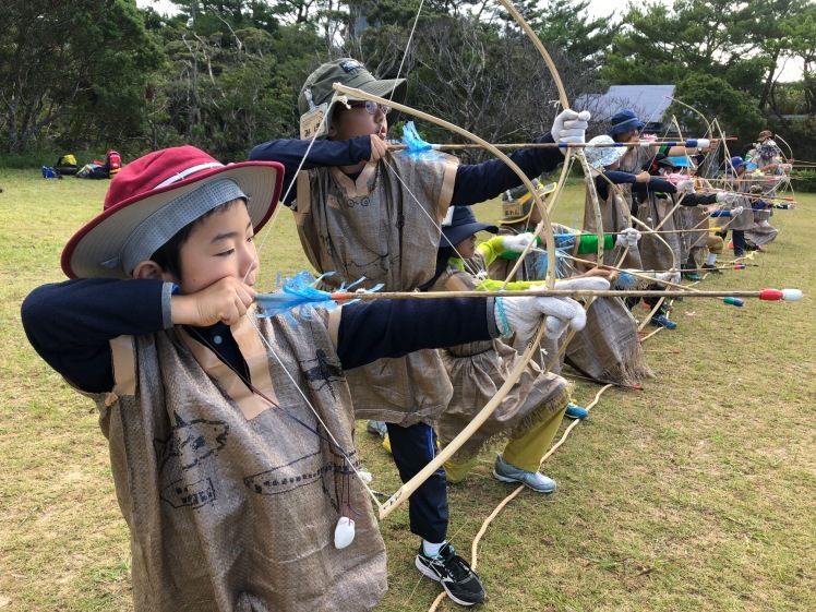 縄文人キャンプ ２日目 竹を削って弓矢作り イノシシを狙って 自分で作った弓矢で狩りの練習だ ねこんちゅ通信 ネコのわくわく自然教室