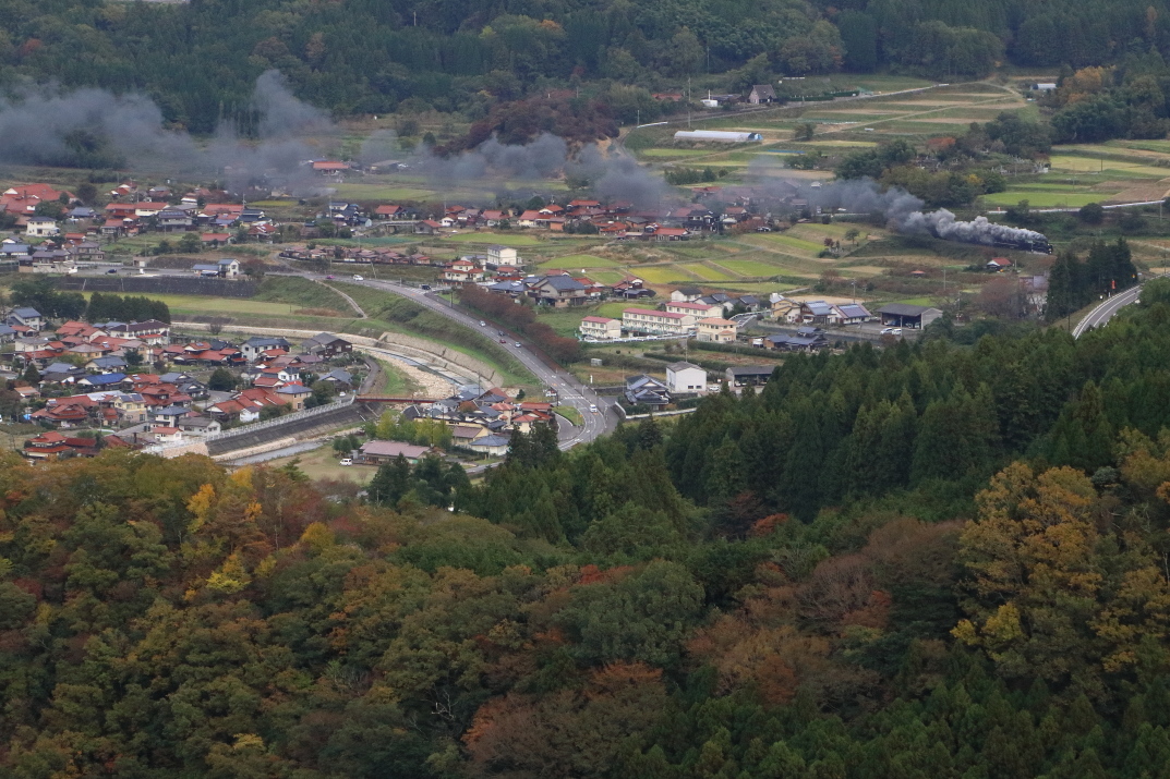 稲刈りの終わった棚田に煙を残して紅葉の山へ向かうC57 - 2019年紅葉・山口線 -_b0190710_22031513.jpg