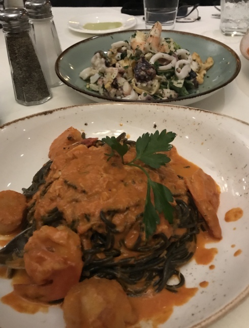 元祖スカイスクレイパーの下のイカ墨パスタ_b0365715_22455078.jpeg