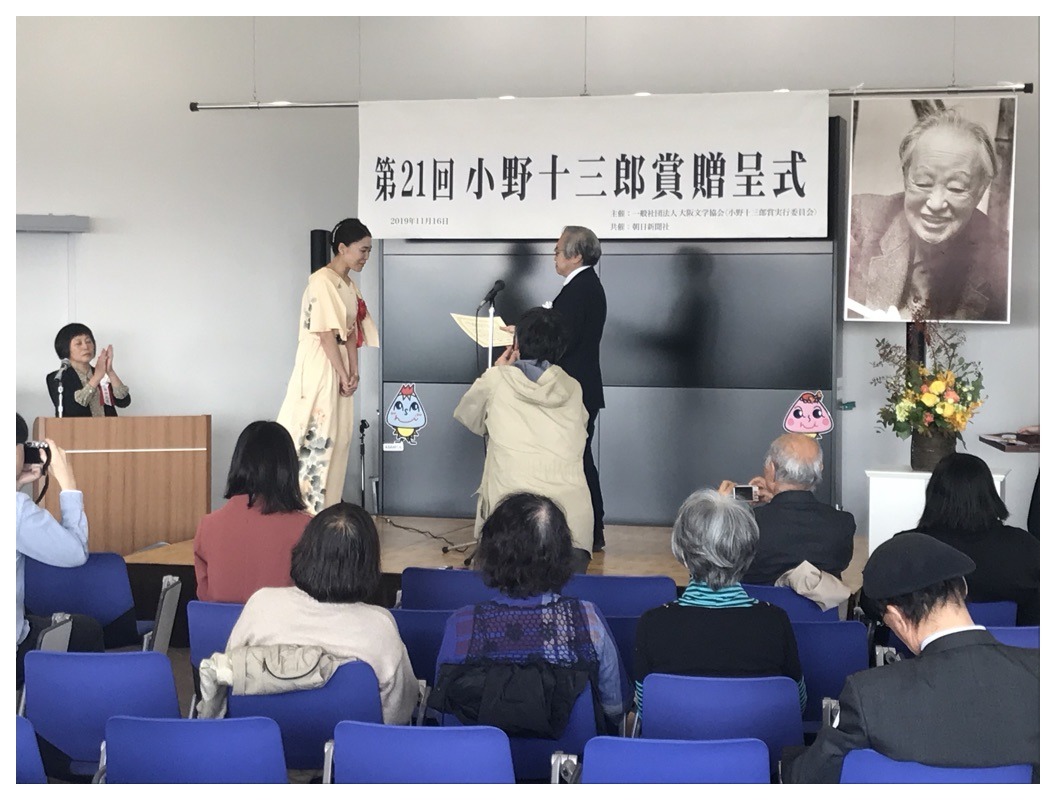 詩のことなど考えながら座っていた(身体の後ろ側が暑かった)。_b0016168_11070780.jpeg