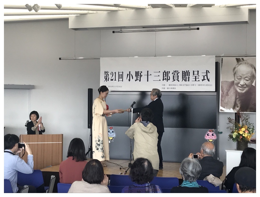 詩のことなど考えながら座っていた(身体の後ろ側が暑かった)。_b0016168_11070946.jpeg