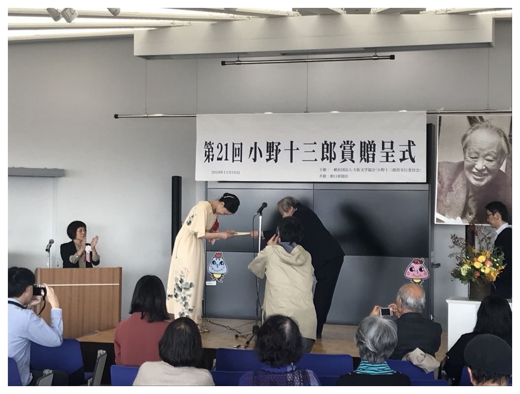 詩のことなど考えながら座っていた(身体の後ろ側が暑かった)。_b0016168_11071488.jpeg