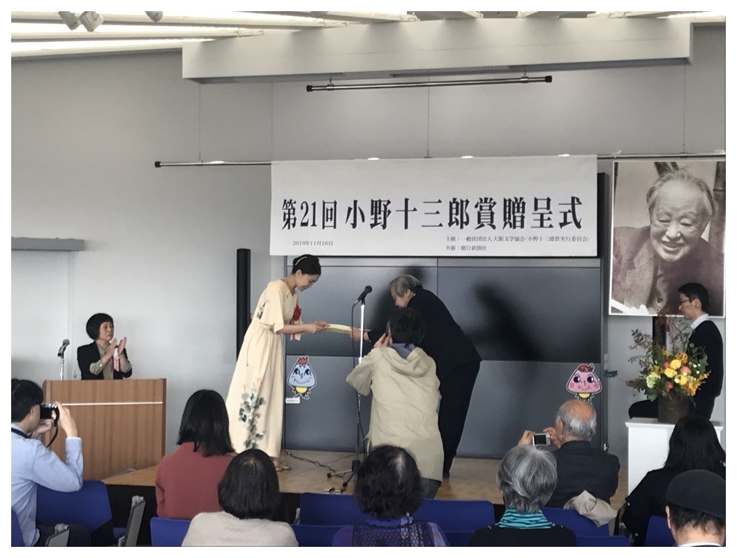 詩のことなど考えながら座っていた(身体の後ろ側が暑かった)。_b0016168_11071816.jpeg