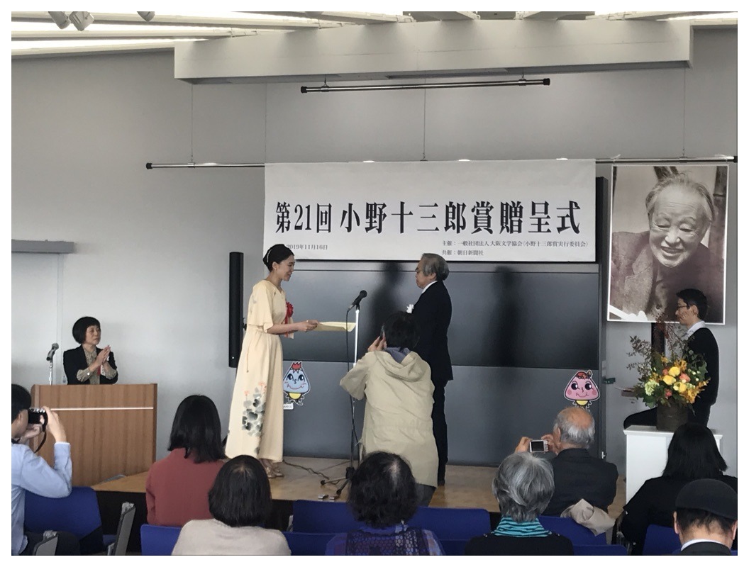 詩のことなど考えながら座っていた(身体の後ろ側が暑かった)。_b0016168_11071891.jpeg