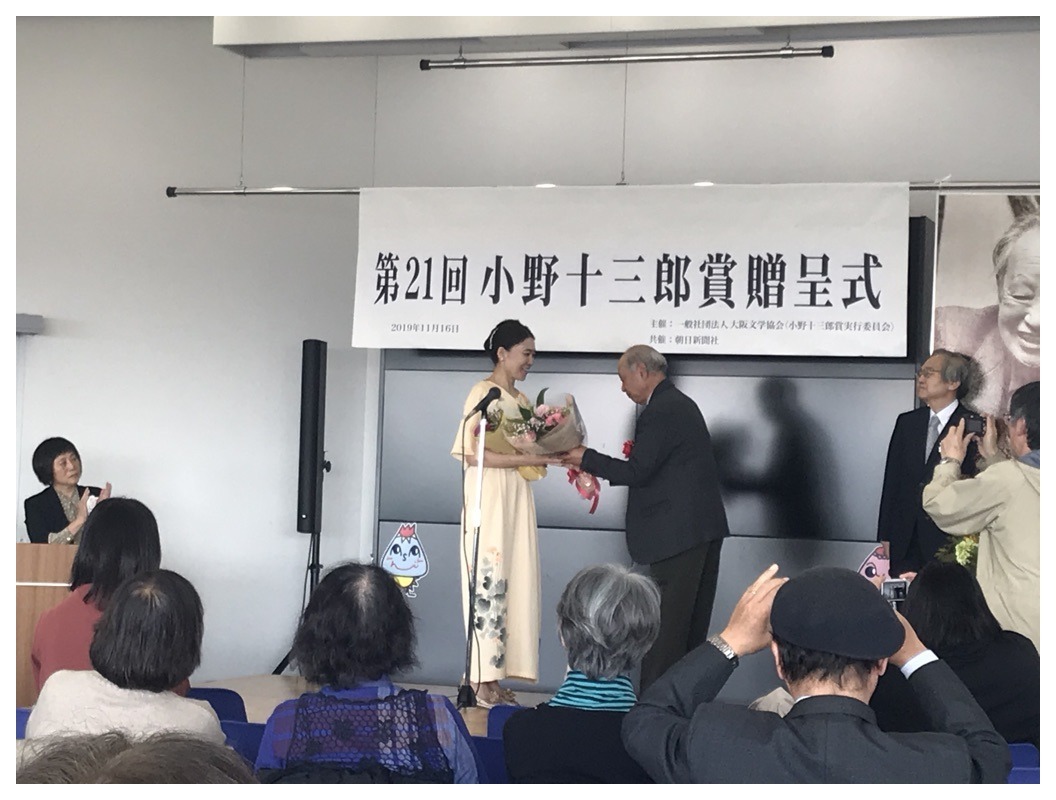 詩のことなど考えながら座っていた(身体の後ろ側が暑かった)。_b0016168_11073310.jpeg