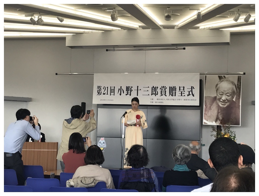 詩のことなど考えながら座っていた(身体の後ろ側が暑かった)。_b0016168_11074549.jpeg