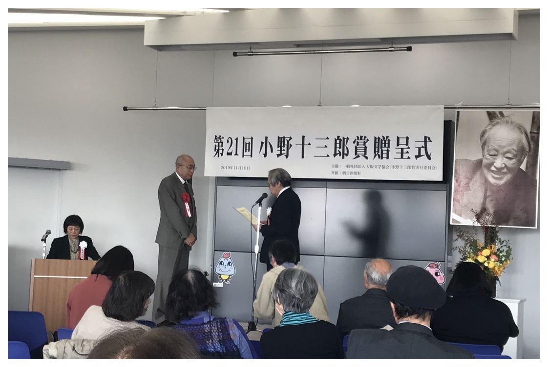 詩のことなど考えながら座っていた(身体の後ろ側が暑かった)。_b0016168_11094353.jpeg