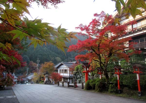紅葉が盛り 鞍馬_e0048413_19533831.jpg