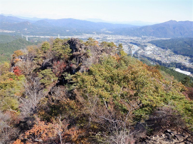 東吾妻町 蜜岩通りから秋の岩櫃山 Mount Iwabitsu in