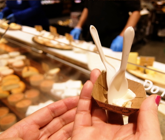 ウェグマンズのチーズ試食コーナーは「食」の体験型エンターテインメント_b0007805_03194473.jpg