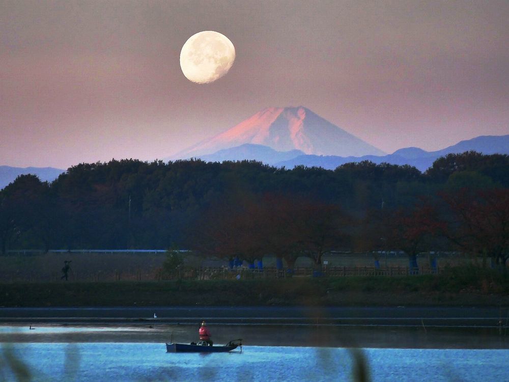 朝陽に色付き始めた富士山にお月様を重ねる_a0031821_16095599.jpg