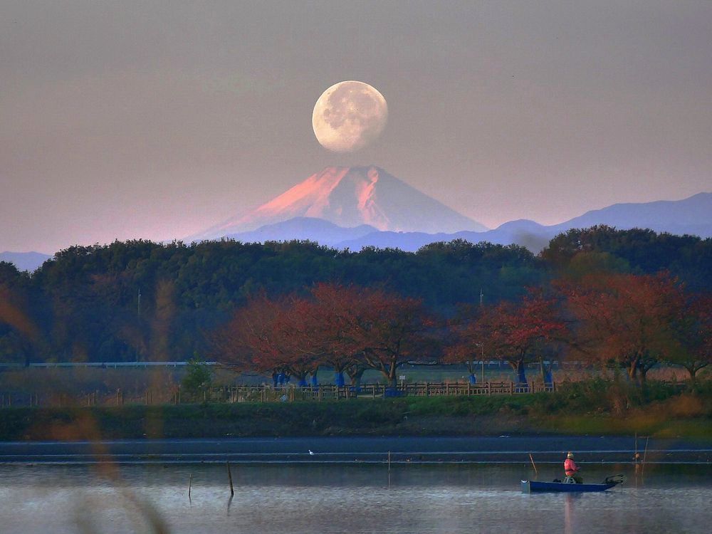 朝陽に色付き始めた富士山にお月様を重ねる_a0031821_16105868.jpg