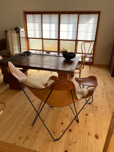 和洋折衷の素敵な邸宅へ三度目のお届けはBKF CHAIR。_b0125570_17464194.jpg