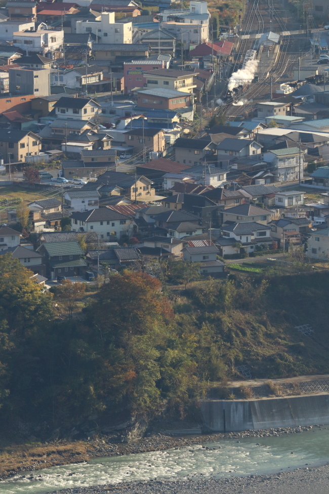 紅葉の荒川に向かって発車 - 2019年紅葉・秩父鉄道 -_b0190710_22213440.jpg