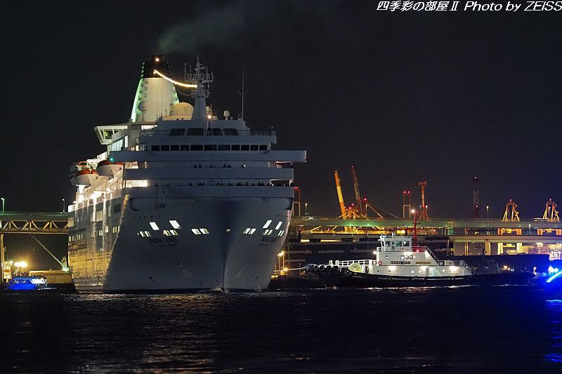 夕闇の横浜港新港ふ頭に客船ぱしふぃっくびいなすがやって来た！_d0358854_18264114.jpg