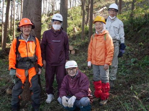 補助ロープ使って玉切り後の丸太集積11・21六国見山手入れ_c0014967_11083599.jpg