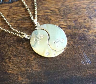 金の勾玉ペアペンダント Dahliacyan