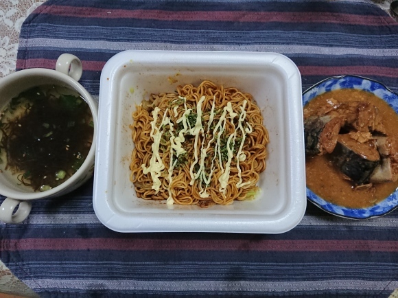 11/22 明星はじめ屋こってりソース焼そば低糖質麺 & 西友・みなさまのお墨付き 国産さばみそ煮_b0042308_12232123.jpg