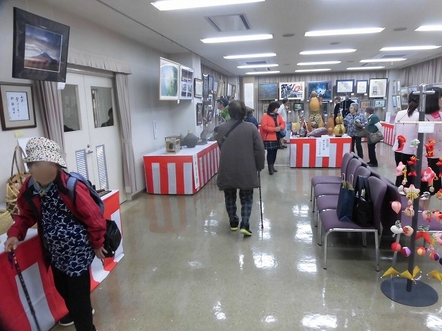 元気な先輩方に力をいただいた! 「シルバー人材センターふれあいフェス」と、昭和33年吉原一中卒業生の「三八展」_f0141310_08130502.jpg