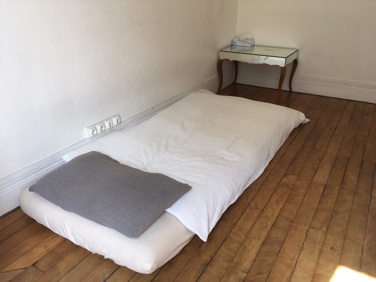 ヴェロニックさんの貸し部屋_f0034948_23084355.jpg