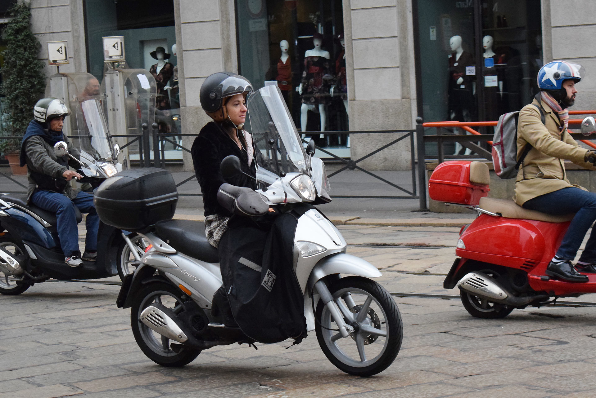 バイク天国 イタリアの旅 19年版 その6 ミラノの街でよく見かけるバイクはコレだ Scsブログ バイク天国 イタリアの旅 19年版 その6 ミラノの街でよく見かけるバイクはコレだ Scsブログ
