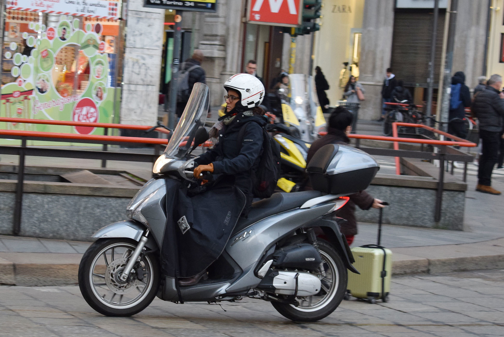 バイク天国 イタリアの旅 19年版 その6 ミラノの街でよく見かけるバイクはコレだ Scsブログ