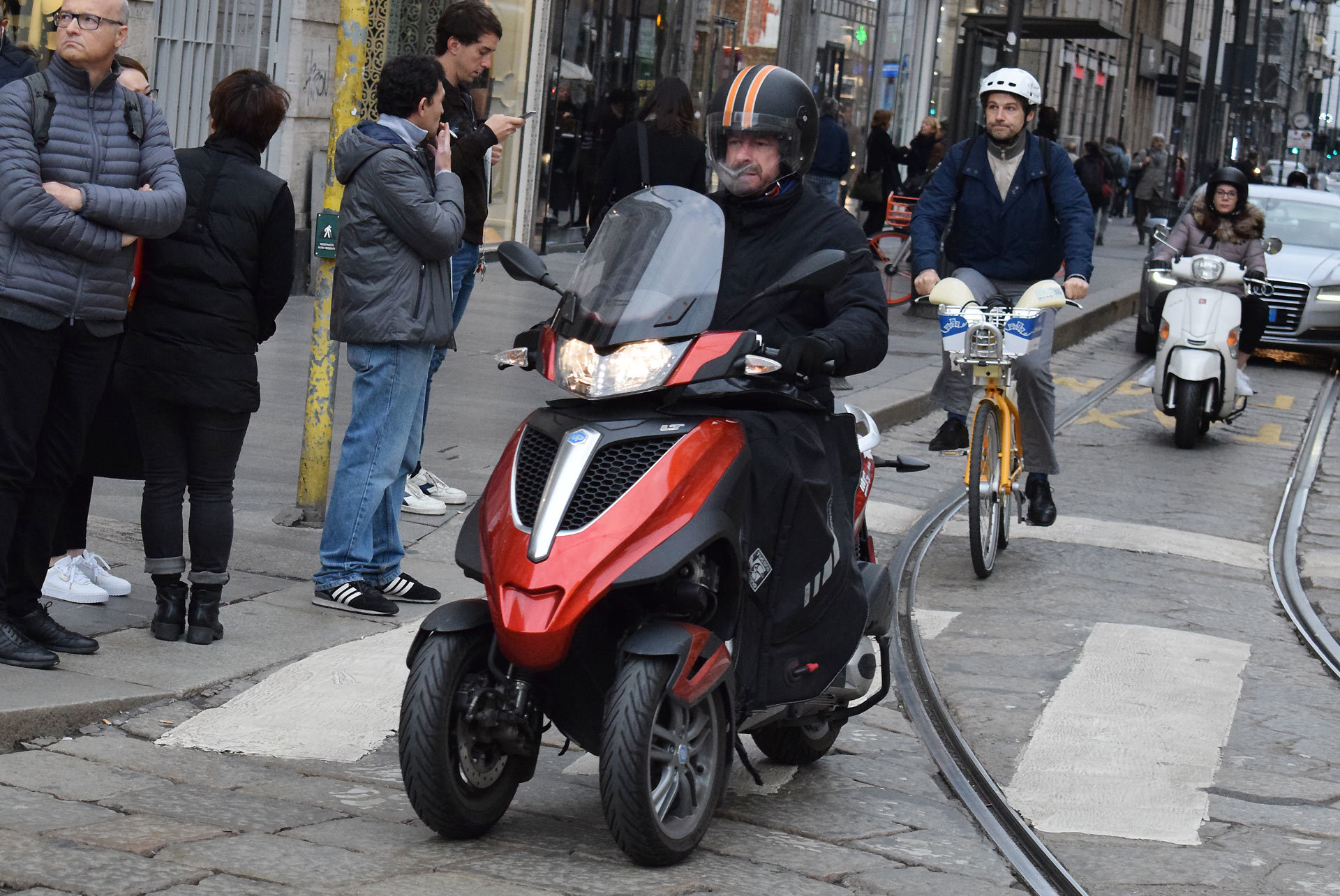『バイク天国☆イタリアの旅 (2019年版)』その6 ミラノの街でよく見かけるバイクはコレだ!_d0099181_20070176.jpg