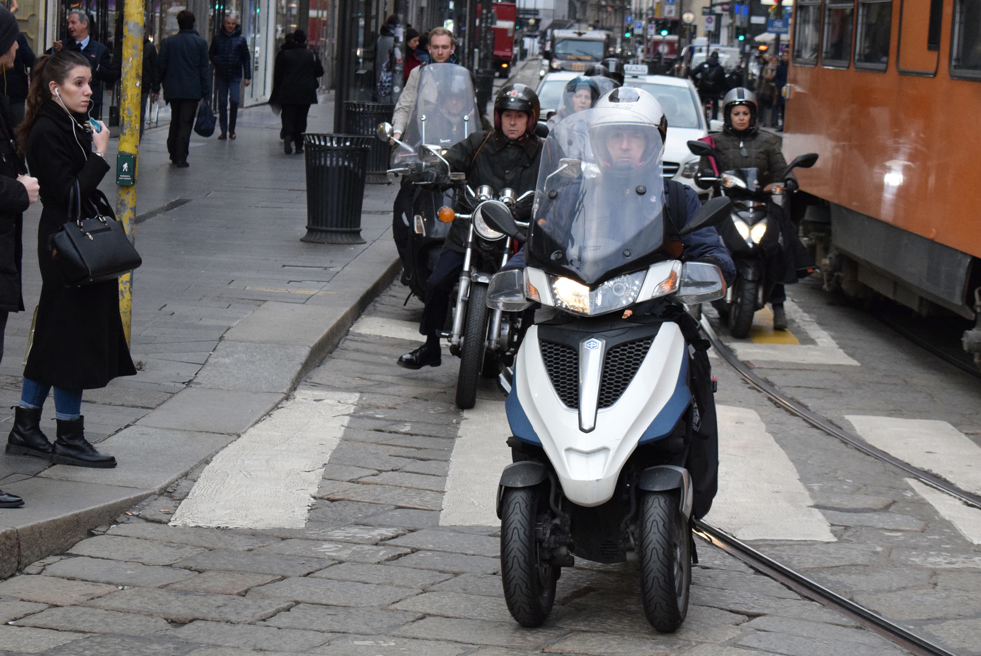 『バイク天国☆イタリアの旅 (2019年版)』その6 ミラノの街でよく見かけるバイクはコレだ!_d0099181_20075667.jpg