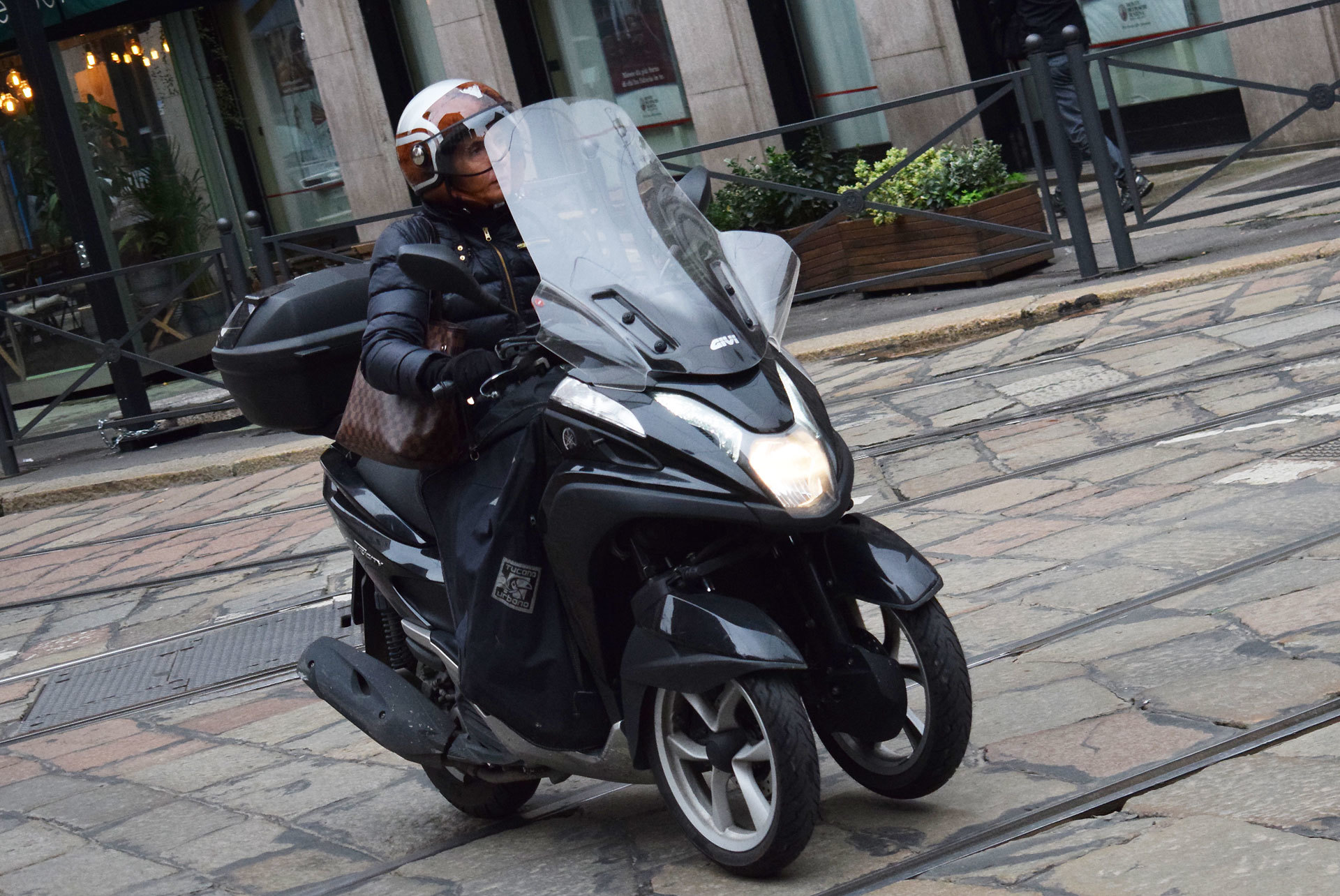 『バイク天国☆イタリアの旅 (2019年版)』その6 ミラノの街でよく見かけるバイクはコレだ!_d0099181_20080958.jpg